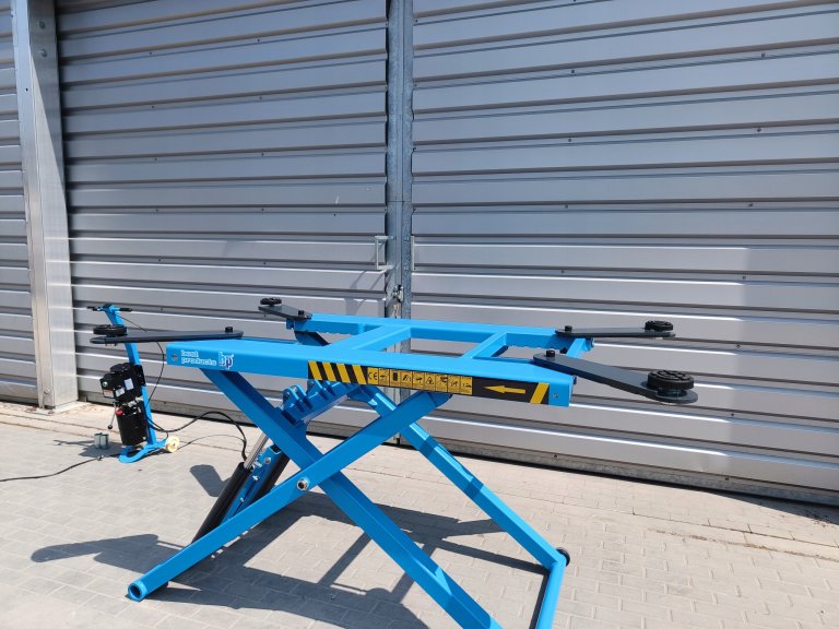 Podnosnik-nozycowy-mobilny-2-8t-1200mm-BESTLIFT-Dlugosc-calkowita-2200-mm