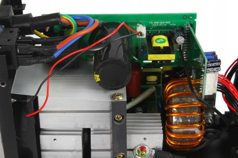 prostownik-inwertorowy-z-rozruchem-bc-400 (6)